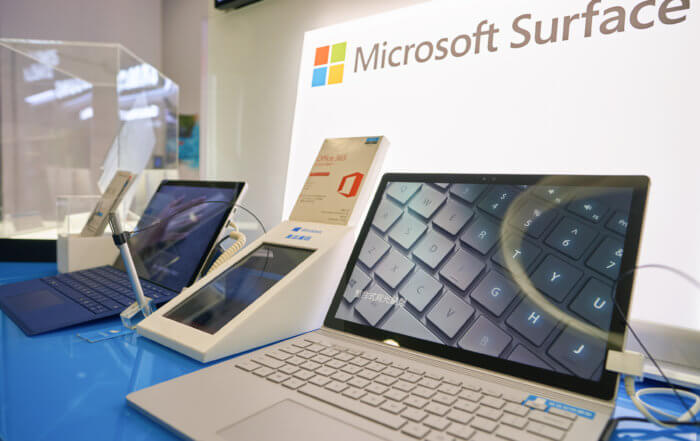 Zwei unterschiedliche Laptops der Marke Microsoft Surface