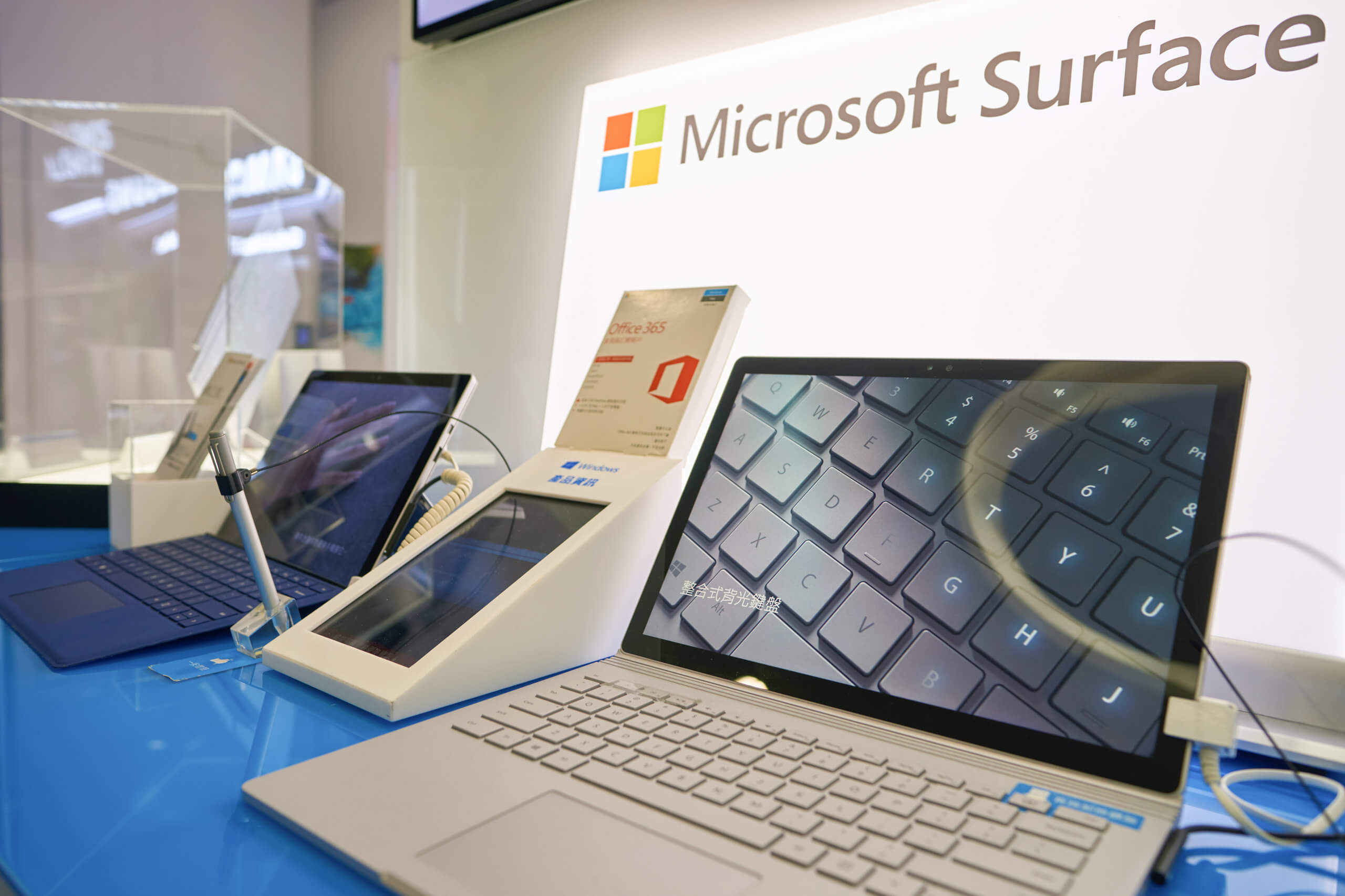 Zwei unterschiedliche Laptops der Marke Microsoft Surface